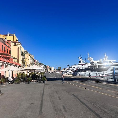 Casa Vacanza " La Rosa " Imperia Liguria Bagian luar foto