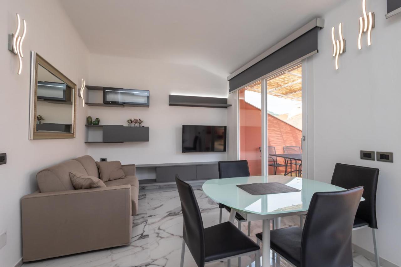 Casa Vacanza " La Rosa " Imperia Liguria Bagian luar foto