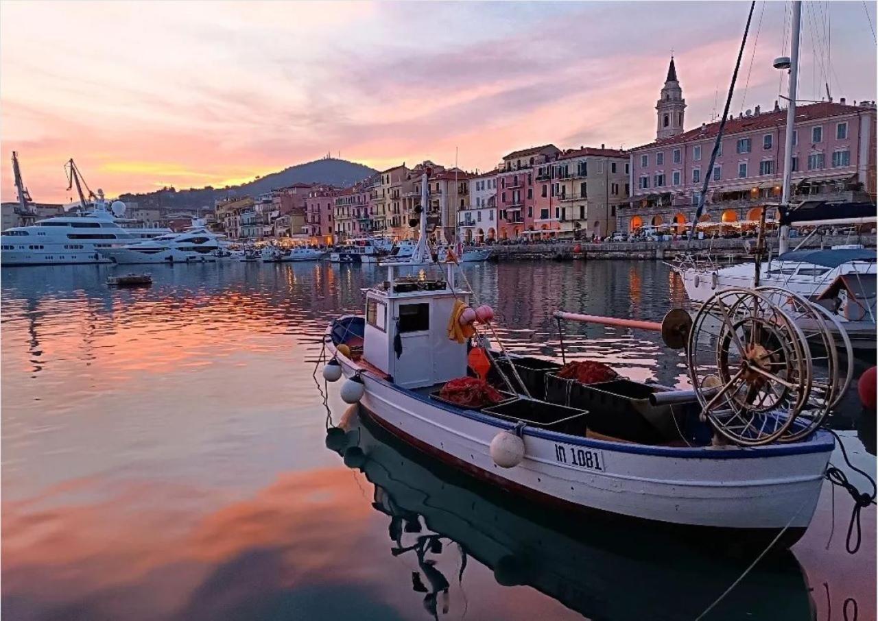 Casa Vacanza " La Rosa " Imperia Liguria Bagian luar foto