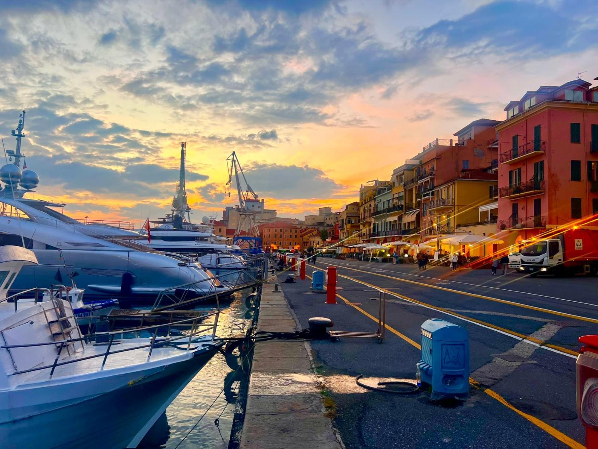 Casa Vacanza " La Rosa " Imperia Liguria Bagian luar foto